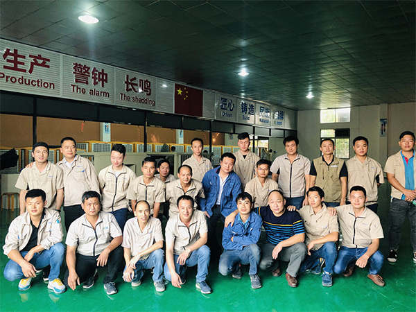 潤(rùn)東方環(huán)?？照{(diào)維修維護(hù)保養(yǎng)團(tuán)隊(duì)集體合影